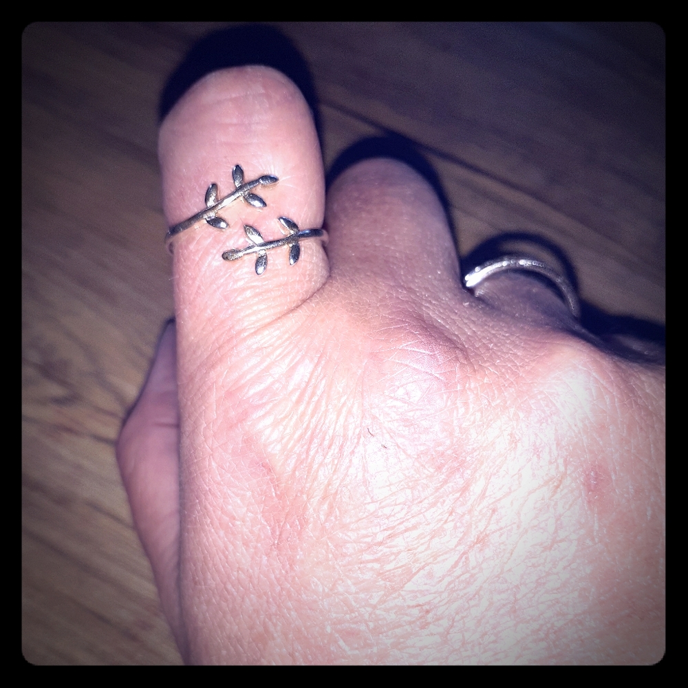 Pretty leaf ring